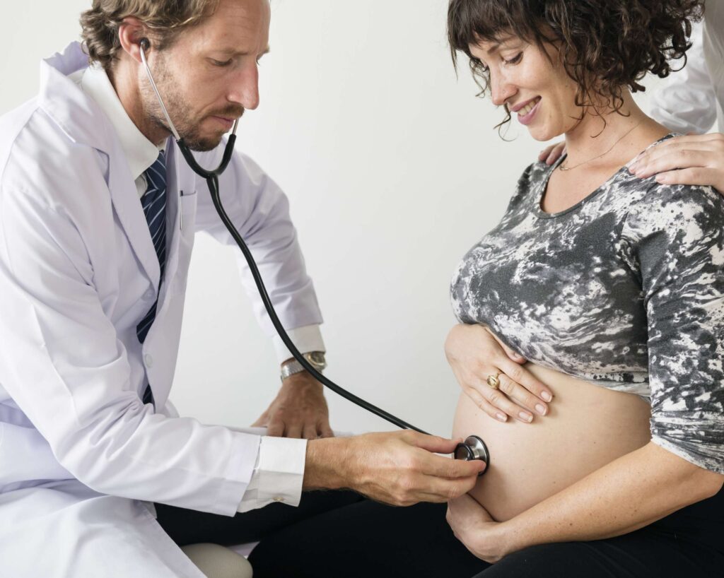 Aumentare le probabilità di concepimento foto di medico che visita una donna incinta