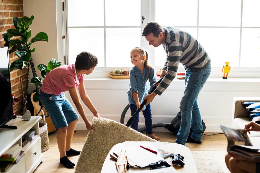 divisione dei compiti domestici padre e figli che puliscono i pavimenti